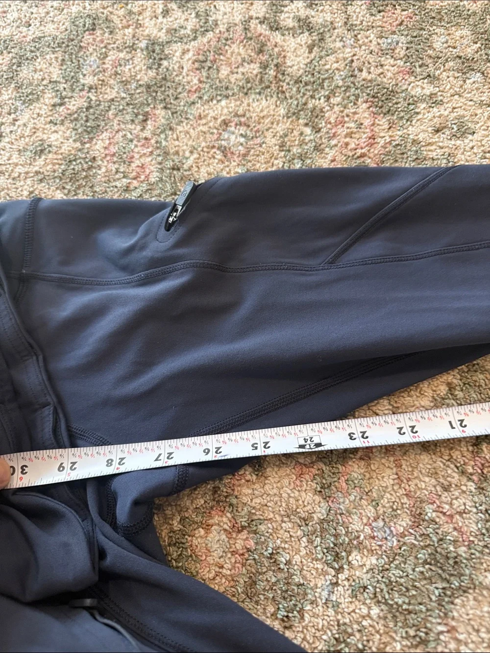 Lululemon navy  Leggings with Reflective Trim size 2(28”) has zipped pockets